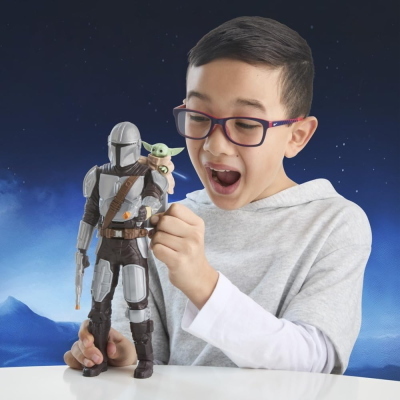 STAR WARS CACCIATORE DI TAGLIE DEL MANDALORIANO E GROGU ELETTRONICO